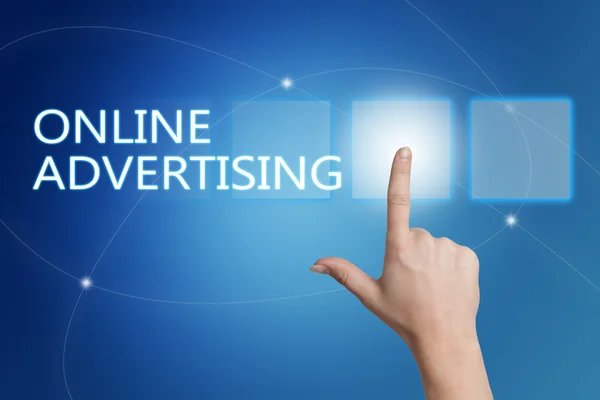 Online hirdetés - kéz nyomógomb a felület, kék háttérrel. — Stock Fotó