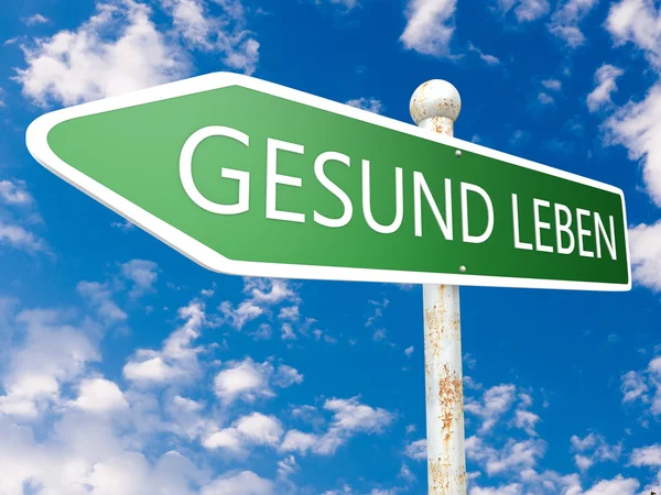 Gesund leben - palavra alemã para viver bem - ilustração de sinal de rua na frente do céu azul com nuvens . — Fotografia de Stock