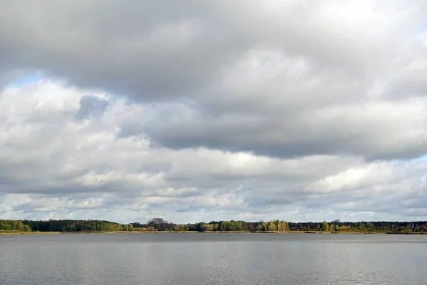 Höstlandskap Vackra Vita Moln Den Blå Himlen Ovanför Sjön Oktober — Stockfoto