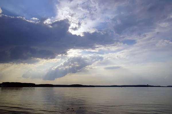 Sommarkväll Över Sjön Vacker Himmel Före Solnedgången Moln Horisont Öppen — Stockfoto