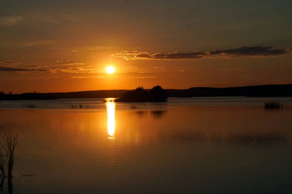Verão Pôr Sol Sobre Lago Sol Brilhante Brilho Superfície Água — Fotografia de Stock
