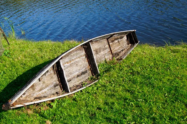 Wooden Boat Bank Pond Flat Bottom — Stock Photo, Image