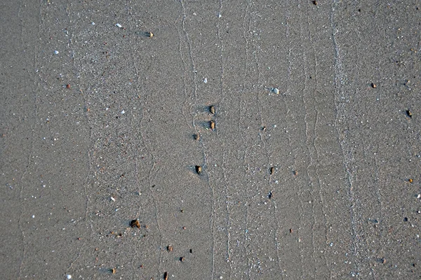 Piasek Plaży Śladami Cofającej Się Wody Fal Kamyki Małe — Zdjęcie stockowe