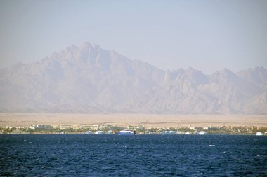  Kızıl deniz. Demir atmış gemilerin ve güzel dağların manzarası. Mısır 'da Ocak. Afrika Serapları                              