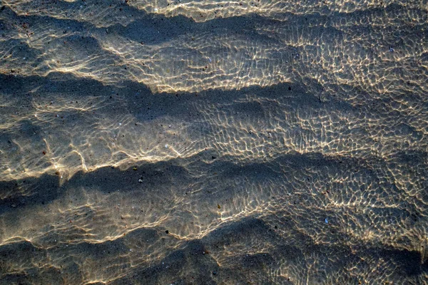 Οπτική Του Νερού Κοίτα Στην Άμμο Στην Παραλία Στη Θάλασσα — Φωτογραφία Αρχείου