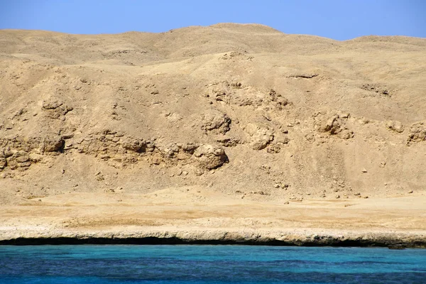 Hurghada yakınlarında Kızıldeniz 'de bir ada. Mısır 'da kış. Ocak. Mercan kayalıkları. Yat manzaralı