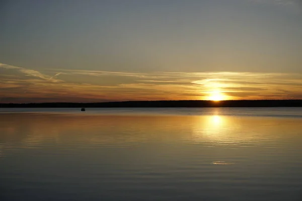 晚上在别尔津斯基保护区的普拉夫诺湖上空夕阳西下 天空映入水中 横向射击 — 图库照片