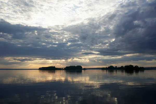 Pôr Sol Sobre Lago Dia Quente Verão Céu Junho Belas — Fotografia de Stock