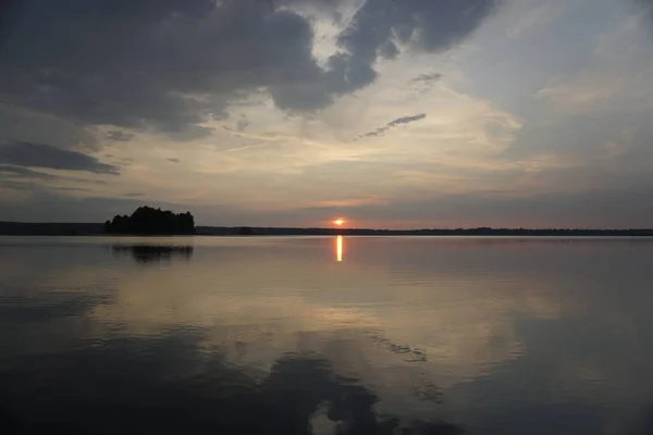 Noite Lago Verão Julho Sol Céu Refletem Superfície Calma Água — Fotografia de Stock