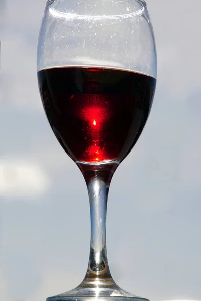 Vin Rouge Sous Soleil Dans Une Baignoire Verre Sur Bateau — Photo