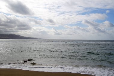  Ufukta okyanus ve dağlar olan bir adadaki Kanarya Sahili manzarası. Güzel bulutlar. Panorama. Atlantik.                              