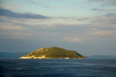     Deniz Burnu. Güneşli bir günde adanın manzarası. Yatay çekim. Ege Denizi.                           