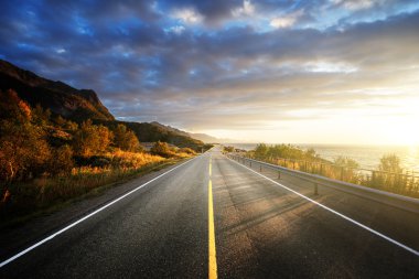 Gün doğumunda deniz kenarındaki yol, Lofoten Adası, Norveç