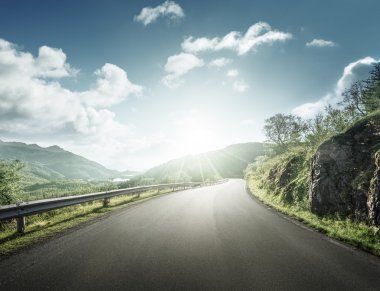 Norveç 'teki Lofoten adalarında yaz yolu.