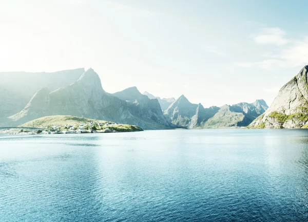 Jarní slunce - Reine, Lofoten ostrovy, Norsko — Stock fotografie