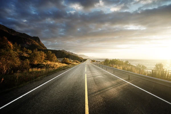 Road by the sea in sunrise time,  Lofoten island, Norway — Stock Photo, Image