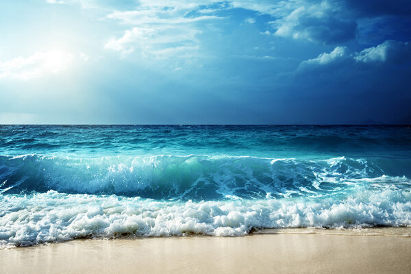 Olas en la playa de Seychelles — Foto de Stock
