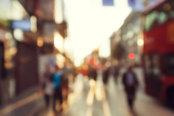 Människor i Bokeh, gatan i London — Stockfoto