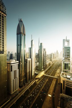 Dubai şehir silüetinin günbatımı zamanında, Birleşik Arap Emirlikleri