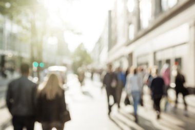 Londra 'nın Bokeh sokağındaki insanlar.