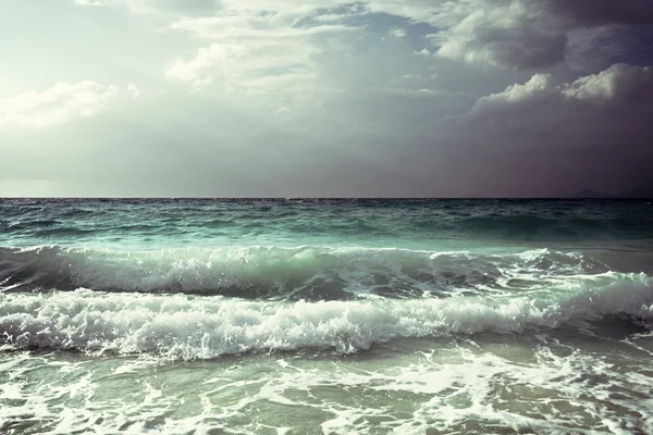 Vågor på Seychellerna beach — Stockfoto