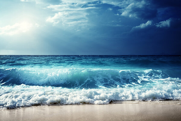 Olas en la playa de Seychelles — Foto de Stock