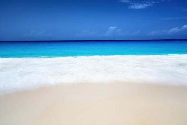Praia de seychelles em dia ensolarado, borrão de exposição longa — Fotografia de Stock