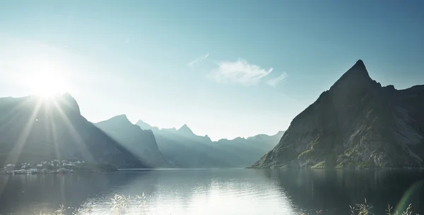 Zonsondergang in Lofoten eilanden, Noorwegen — Stockfoto