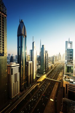 Dubai şehir silüetinin günbatımı zamanında, Birleşik Arap Emirlikleri
