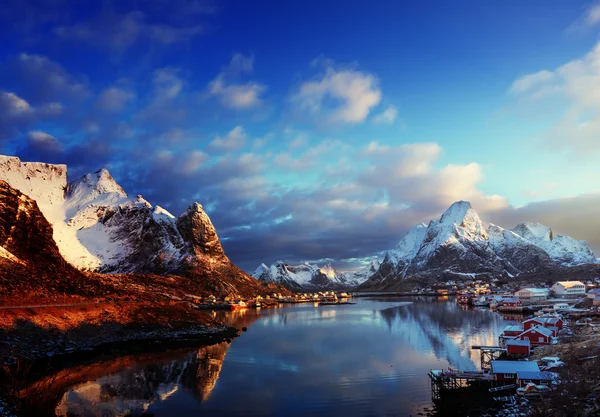 Neve em Reine Village, Lofoten Islands, Noruega — Fotografia de Stock