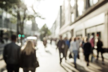 Londra 'nın Bokeh sokağındaki insanlar.