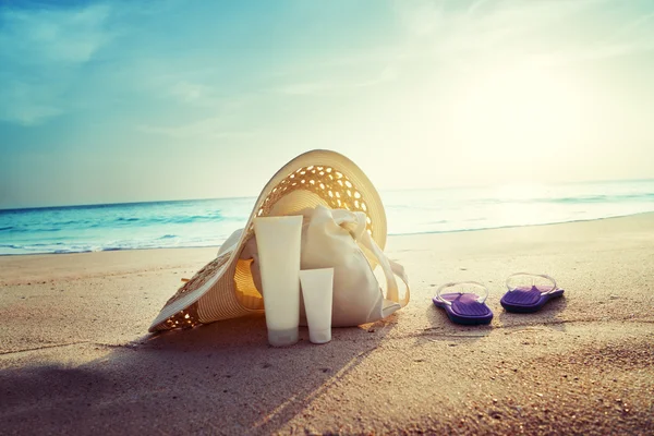 Naptej, napvédő, kalap, táska, a trópusi tengerparton — Stock Fotó