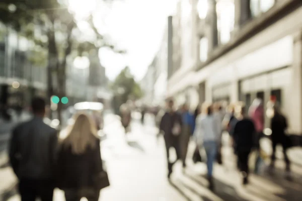 Люди в боке, на улицах Лондона — стоковое фото
