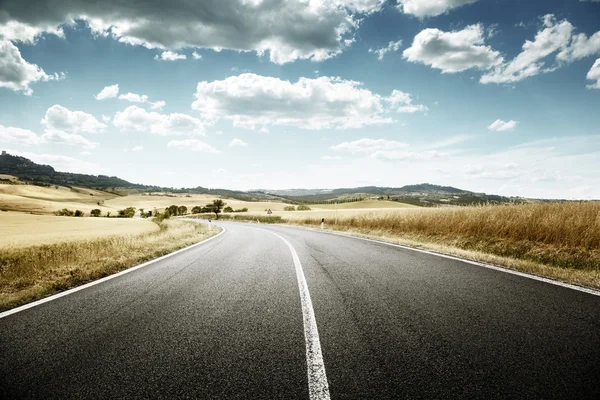 Estrada de asfalto em Toscana, Italia — Fotografia de Stock