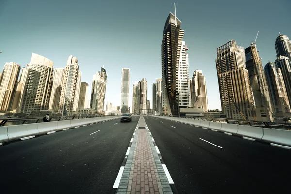 Дорога в Дубае, ОАЭ — стоковое фото