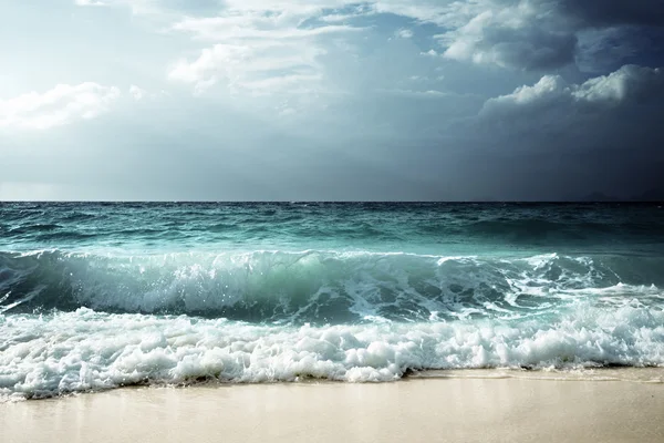 Onde sulla spiaggia delle Seychelles — Foto Stock