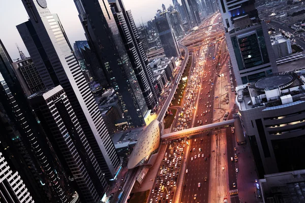 Dubai skyline em horário de pôr do sol, Emirados Árabes Unidos — Fotografia de Stock