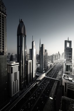 Dubai şehir silüetinin günbatımı zamanında, Birleşik Arap Emirlikleri