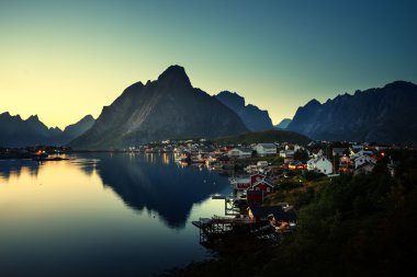 gün batımı zamanında Reine Köyü, Lofoten Adaları, Norveç sis