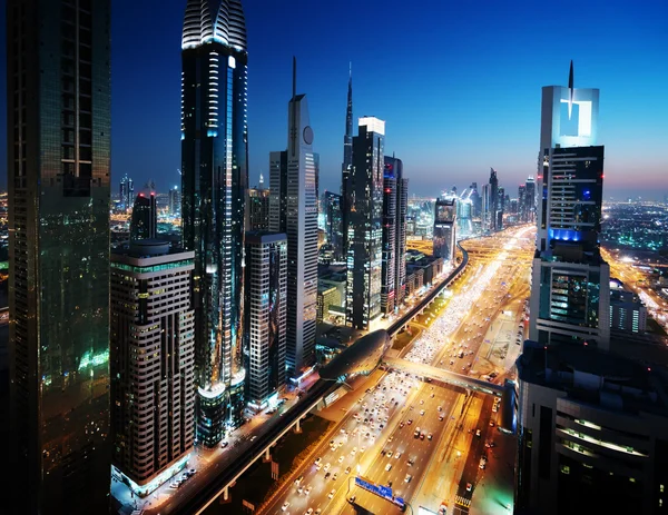 Dubai skyline en la hora de la puesta del sol, Emiratos Árabes Unidos — Foto de Stock