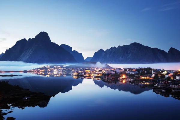 レーヌの村の日の入り時刻は、ノルウェーのロフォーテン諸島の霧します。 — ストック写真