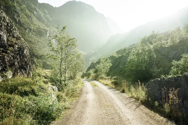 Грунтової дороги в гори, прибуття островів, Норвегії — стокове фото