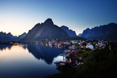 gün batımı zamanında Reine Köyü, Lofoten Adaları, Norveç sis