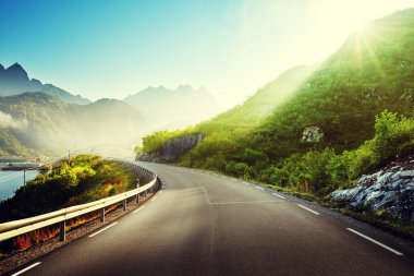 Yol ve sis, Lofoten adaları, Norveç