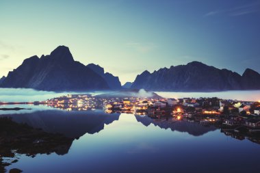 gün batımı zamanında Reine Köyü, Lofoten Adaları, Norveç sis