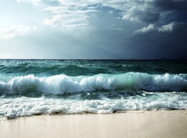 Хвилі на пляжі Сейшельські острови — стокове фото