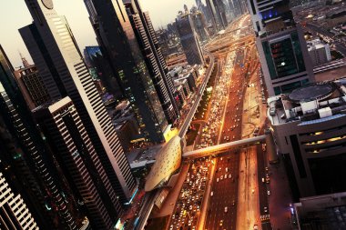 Dubai şehir silüetinin günbatımı zamanında, Birleşik Arap Emirlikleri