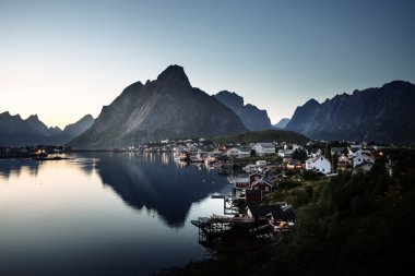 gün batımı zamanında Reine Köyü, Lofoten Adaları, Norveç sis