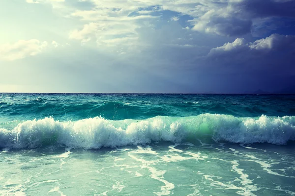 Golven op het strand van de Seychellen — Stockfoto