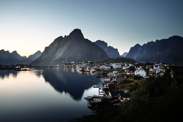 レーヌの村の日の入り時刻は、ノルウェーのロフォーテン諸島の霧します。 — ストック写真